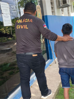 A Polícia Civil do Amazonas (PC-AM), por meio da 76ª Delegacia Interativa de Polícia (DIP) de Santa Isabel do Rio Negro (a 630 quilômetros de Manaus), e do Departamento de Polícia do Interior (DPI), com apoio da Delegacia Especializada em Proteção à Criança e ao Adolescente (Depca), apresentou, na última terça-feira (28), a prisão de um indígena, de 30 anos, por estupro de vulnerável contra suas filhas, de 3, 4 e 7 anos.