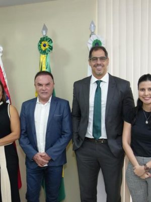 O Defensor Público Geral do Amazonas, Rafael Barbosa, recebeu o prefeito de Santa Isabel do Rio Negro (a 631 quilômetros de Manaus), José Beleza, nesta segunda-feira (7), para alinhar a implantação de uma unidade física da Defensoria Pública do Estado do Amazonas (DPE-AM) no município. A expectativa é que sejam disponibilizados uma sala e um servidor da prefeitura.