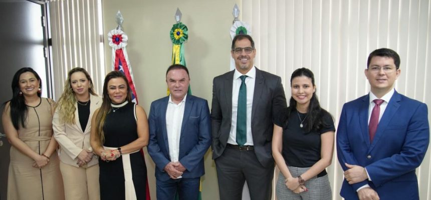 O Defensor Público Geral do Amazonas, Rafael Barbosa, recebeu o prefeito de Santa Isabel do Rio Negro (a 631 quilômetros de Manaus), José Beleza, nesta segunda-feira (7), para alinhar a implantação de uma unidade física da Defensoria Pública do Estado do Amazonas (DPE-AM) no município. A expectativa é que sejam disponibilizados uma sala e um servidor da prefeitura.