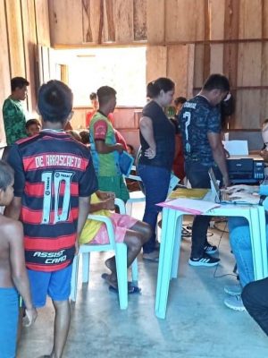 A Defensoria Pública do Amazonas (DPE-AM) participou do projeto “Raízes Legais”, realizado na última semana, na comunidade Jutaí, localizada em Santa Isabel do Rio Negro (distante a 631 quilômetros de Manaus). A iniciativa foi organizada pela Secretaria Municipal de Educação (Semed) e reuniu diversas instituições, como o cartório local, o Tribunal Regional Eleitoral do Amazonas (TRE-AM) e a Receita Federal, com o intuito de promover a regularização da documentação civil de moradores das comunidades indígenas yanomami da região.