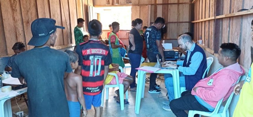 A Defensoria Pública do Amazonas (DPE-AM) participou do projeto “Raízes Legais”, realizado na última semana, na comunidade Jutaí, localizada em Santa Isabel do Rio Negro (distante a 631 quilômetros de Manaus). A iniciativa foi organizada pela Secretaria Municipal de Educação (Semed) e reuniu diversas instituições, como o cartório local, o Tribunal Regional Eleitoral do Amazonas (TRE-AM) e a Receita Federal, com o intuito de promover a regularização da documentação civil de moradores das comunidades indígenas yanomami da região.